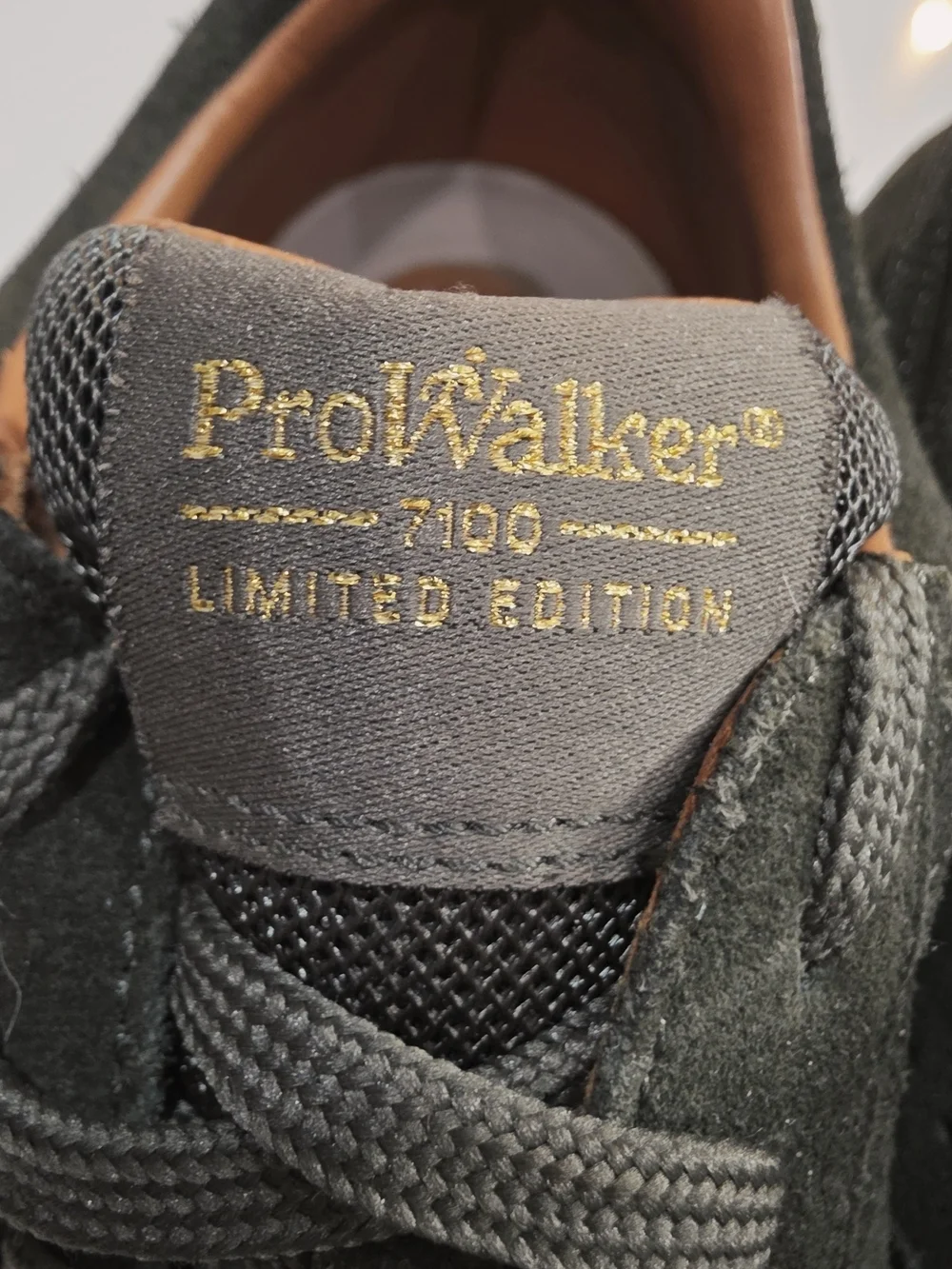 606. Rockport ProWalker 7100 Limited Edition- Size 8